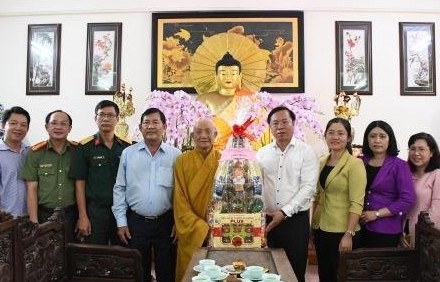 TP.Hồ Chí Minh: Nhiều cơ quan, đơn vị đến thăm, chúc mừng các cơ sở Phật giáo