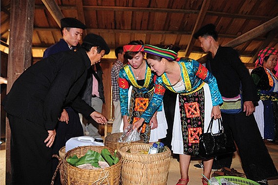 Các làng nghề truyền thống góp phần nâng cao thu nhập cho cộng đồng người Mông
