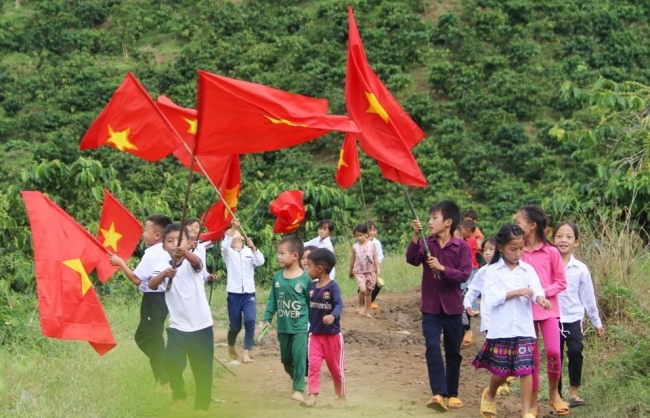 Chùm ảnh: Học sinh các dân tộc thiểu số tưng bừng chào đón năm học mới 2022-2023