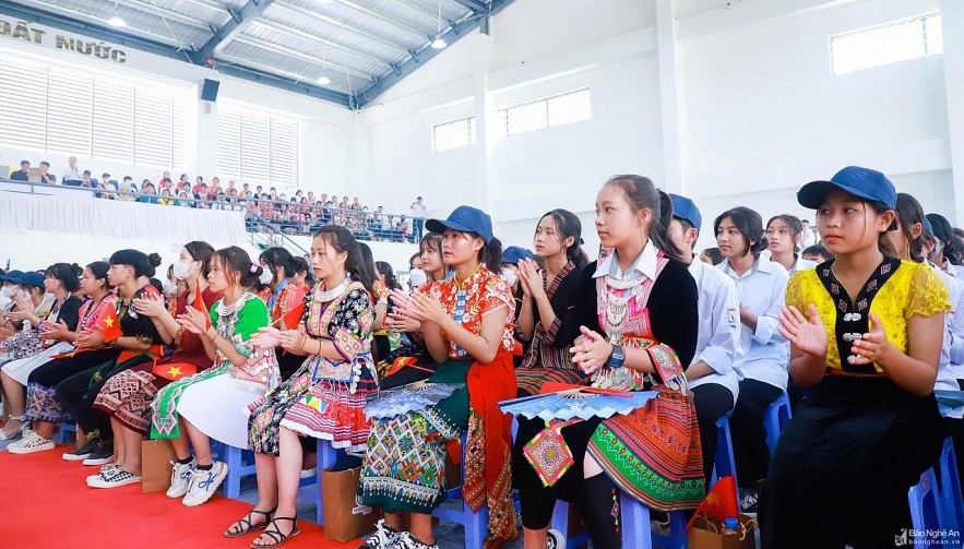 Chùm ảnh: Học sinh các dân tộc thiểu số tưng bừng chào đón năm học mới 2022-2023