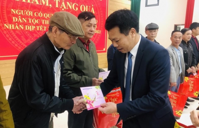 Hà Nội: Tặng quà Tết cho người có uy tín trong đồng bào dân tộc thiểu số