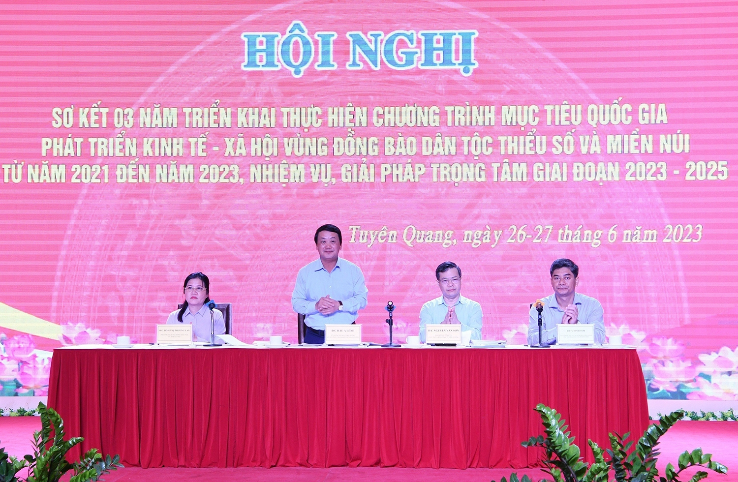 Ủy viên Trung ương Đảng, Bộ trưởng, Chủ nhiệm Ủy ban Dân tộc Hầu A Lềnh, Phó Chủ tịch Hội đồng Dân tộc của Quốc hội Đinh Thị Phương Lan, Chủ tịch UBND tỉnh Tuyên Quang Nguyễn Văn Sơn, Thứ trưởng, Phó Chủ nhiệm Ủy ban Dân tộc Y Vinh Tơr đồng chủ trì Hội nghị