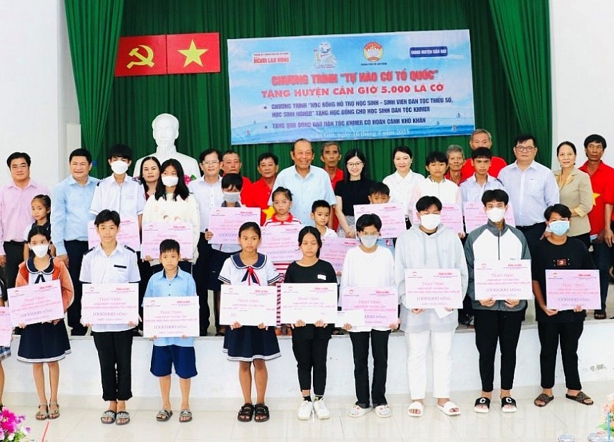 Học sinh, sinh viên dân tộc Khmer được trao kinh phí hỗ tr học tập nhân dịp Tết Chol Chnam Thmay năm 2023 (Ảnh: TL)