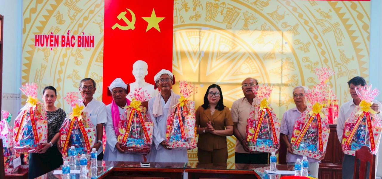 Ủy ban MTTQ Việt Nam tỉnh thăm tặng quà các chức sắc, tôn giáo, dân tộc, người tiêu biểu trên địa bàn tỉnh.