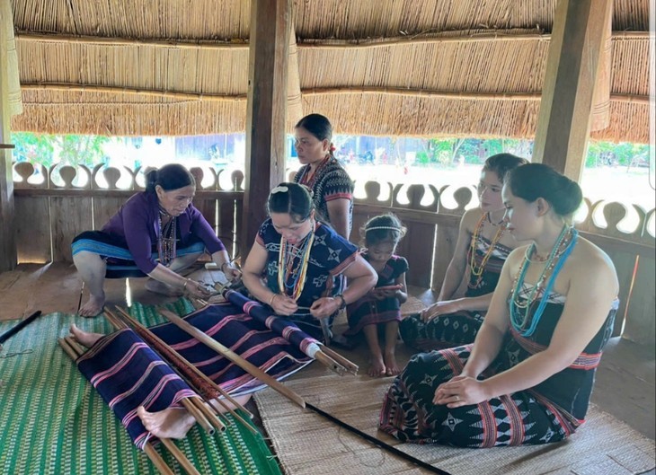 Phát triển nghề dệt thổ cẩm gắn với du lịch cộng đồng để cải thiện sinh kế cho đồng bào Cơ Tu tại Quảng Nam