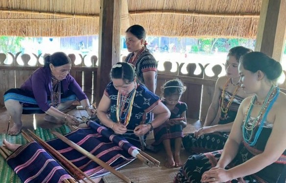 Phát triển nghề dệt thổ cẩm gắn với du lịch cộng đồng để cải thiện sinh kế cho đồng bào Cơ Tu tại Quảng Nam