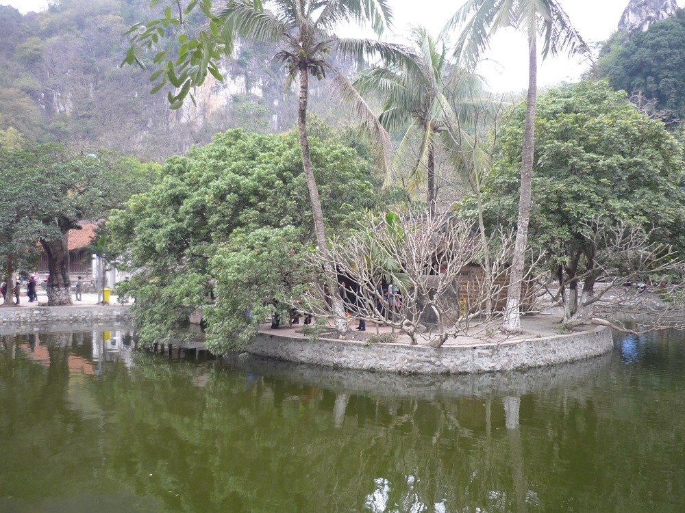 Ghé thăm ngôi chùa linh thiêng và cổ kính ngay ngoại thành Hà Nội