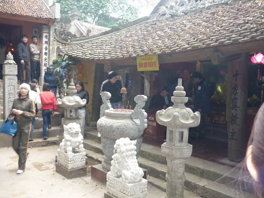 Ghé thăm ngôi chùa linh thiêng và cổ kính ngay ngoại thành Hà Nội