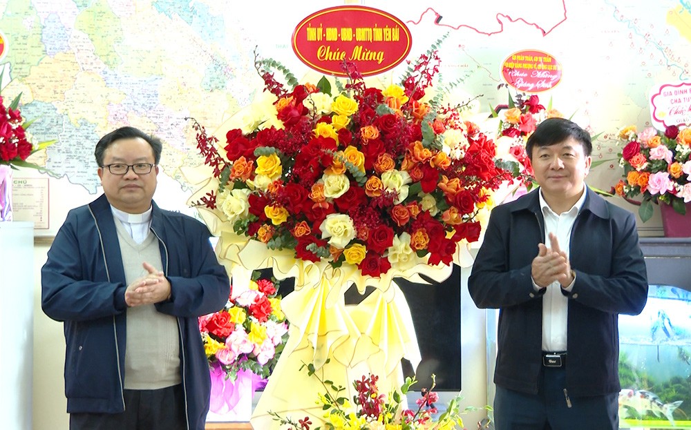 Đồng chí Giàng A Tông - Chủ tịch Ủy ban MTTQ tỉnh Yên Bái tặng hoa chúc mừng Giáo xứ Yên Bái.