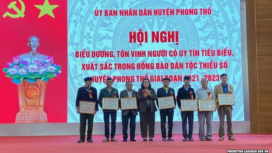Huyện Phong Thổ biểu dương, tôn vinh người có uy tín xuất sắc trong đồng bào dân tộc thiểu số