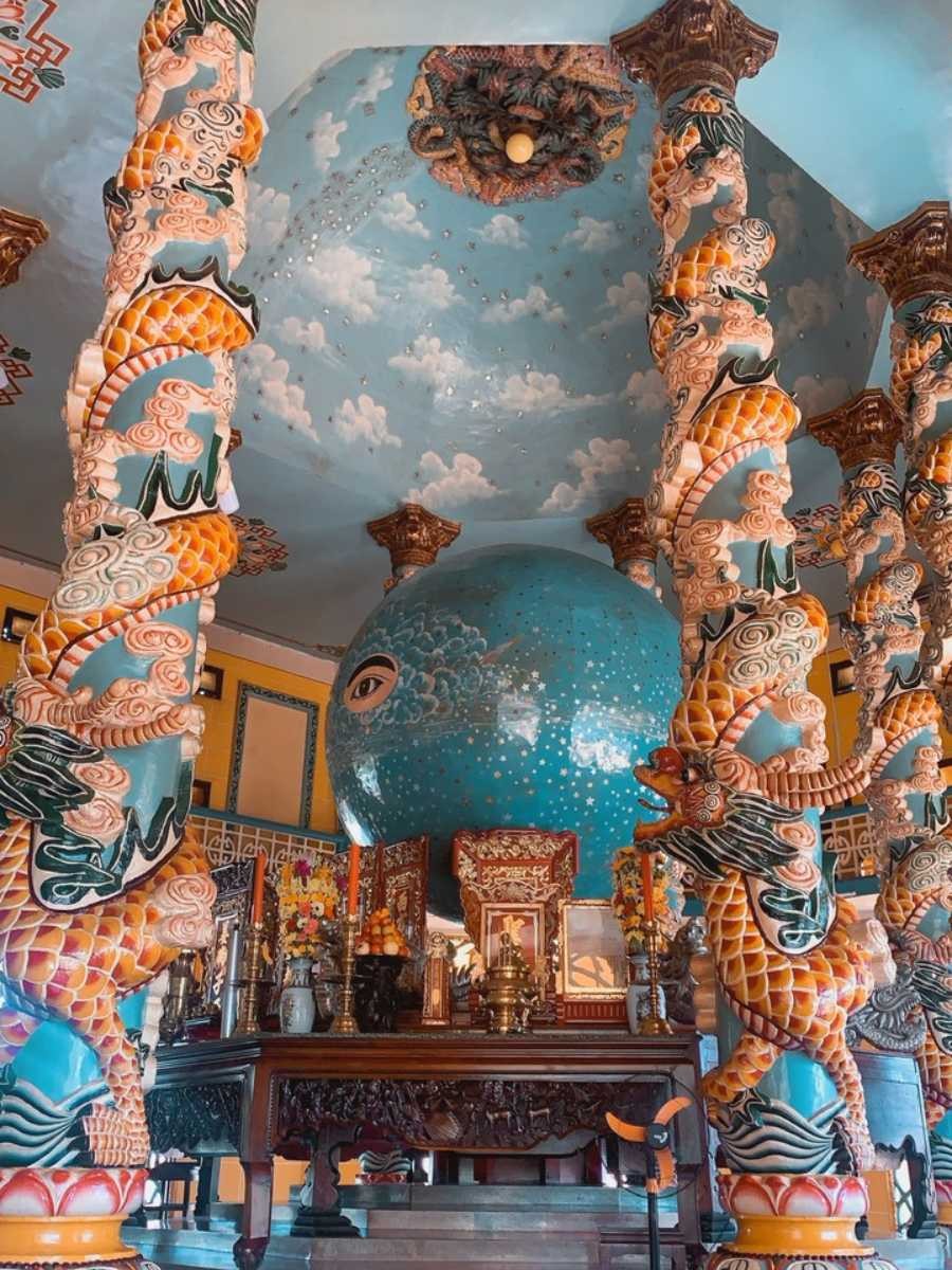 Trần của chánh điện được tô điểm bởi ngôi sao và mây, biểu trưng cho các tầng trời. Tuy nhiên, điểm đặc biệt của trần là hình ảnh của sáu con rồng đang đánh nhau. Đây là những con rồng được nhắc đến qua câu kinh Tòa Thánh Cao Đài thúc đẩy tiềm năng du lịch tôn giáo tại tỉnh Tây Ninh