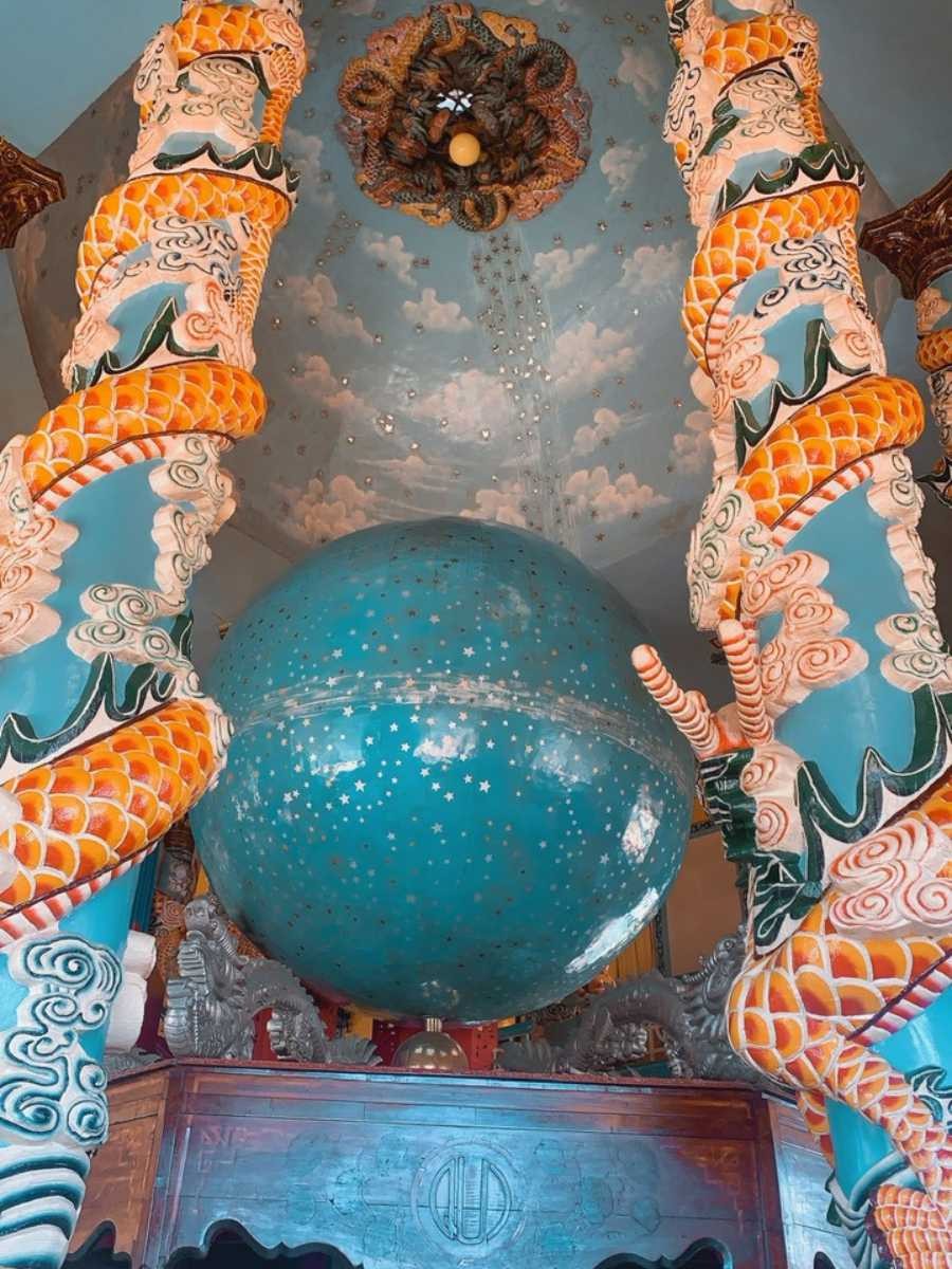 Tại tòa thánh Cao Đài Tây Ninh, điều đặc biệt là thay vì thờ Thánh Tượng Thiên Nhãn như các Thánh Thất khác thì nơi đây thờ Quả Càn Khôn - một khối cầu lớn được vẽ hình Thiên Nhãn, tượng trưng cho Vũ Trụ quan trong Đạo Cao Đài. Đặc biệt tại tâm của Quả Càn Khôn, có một ngọn đèn được gọi là Thái Cực luôn được giữ cháy suốt ngày đêm. Thái Cực biểu thị sự kết nối chặt chẽ giữa con người và vũ trụ, đồng thời là biểu tượng của sự cao quý và thượng đế. Đèn Thái Cực trở thành nguồn ánh sáng vô cùng quan trọng, tôn vinh sự trường tồn và vĩnh cửu của vũ trụ và thần thánh. Tại tòa thánh Cao Đài Tây Ninh, điều đặc biệt là thay vì thờ Thánh Tượng Thiên Nhãn như các Thánh Thất khác thì nơi đây thờ Quả Càn Khôn - một khối cầu lớn được vẽ hình Thiên Nhãn, tượng trưng cho Vũ Trụ quan trong Đạo Cao Đài. Đặc biệt tại tâm của Quả Càn Khôn, có một ngọn đèn được gọi là Thái Cực luôn được giữ cháy suốt ngày đêm. Thái Cực biểu thị sự kết nối chặt chẽ giữa con người và vũ trụ, đồng thời là biểu tượng của sự cao quý và thượng đế. Đèn Thái Cực trở thành nguồn ánh sáng vô cùng quan trọng, tôn vinh sự trường tồn và vĩnh cửu của vũ trụ và thần thánh.