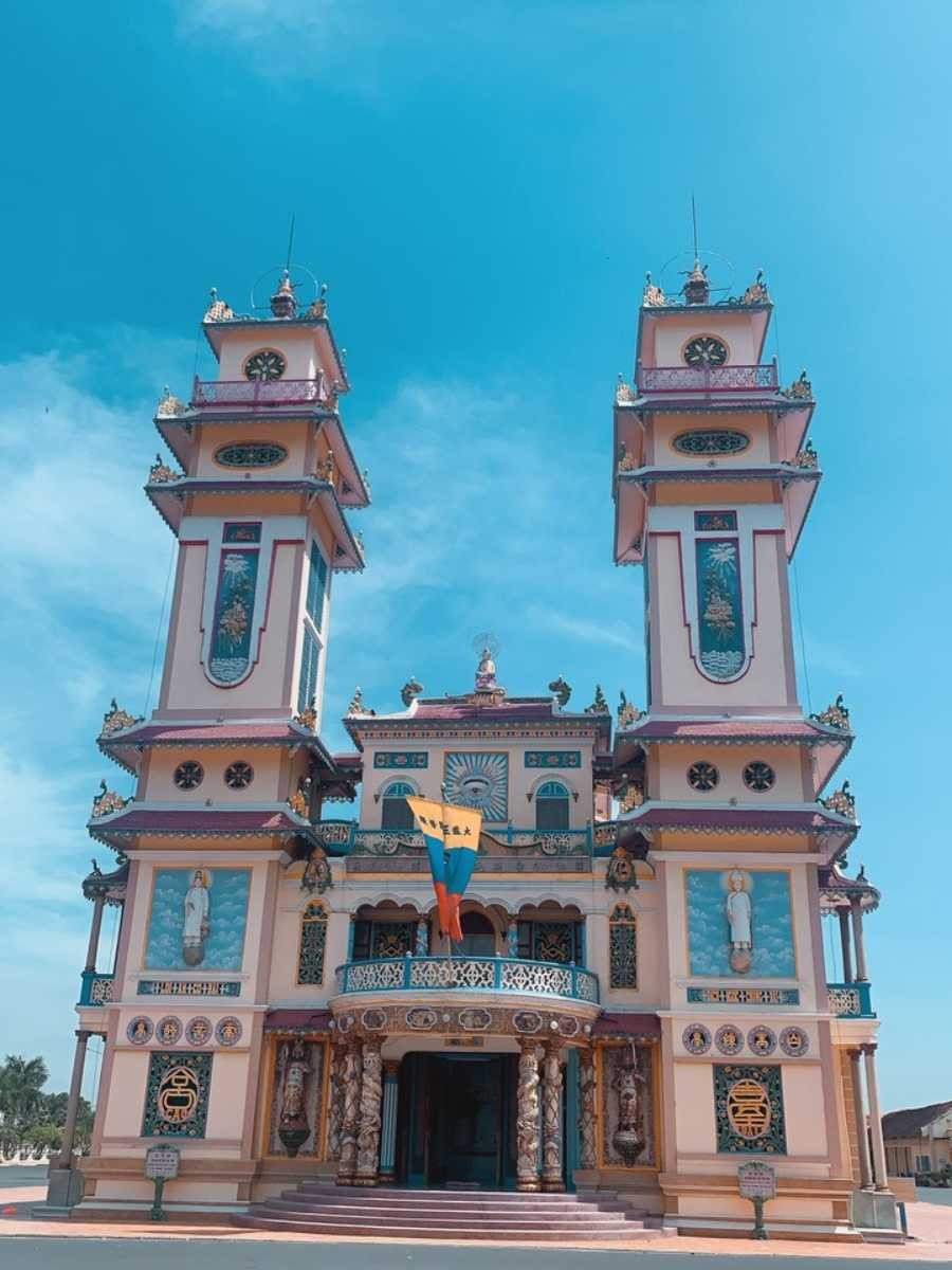 Được khởi công xây dựng vào năm 1933 và chính thức hoàn thành vào năm 1955, tòa thánh Tây Ninh được xây dựng bằng bê-tông cốt tre. Khuôn viên của tòa thánh rộng khoảng 12.000 mét vuông, với tòa thánh chính dài gần 100 mét với tổng cộng 12 cổng, mỗi cổng đều được chạm khắc hình ảnh Tứ linh (Long, Lân, Quy, Phụng). Được khởi công xây dựng vào năm 1933 và chính thức hoàn thành vào năm 1955, tòa thánh Tây Ninh được xây dựng bằng bê-tông cốt tre. Khuôn viên của tòa thánh rộng khoảng 12.000 mét vuông, với tòa thánh chính dài gần 100 mét với tổng cộng 12 cổng, mỗi cổng đều được chạm khắc hình ảnh Tứ linh (Long, Lân, Quy, Phụng).