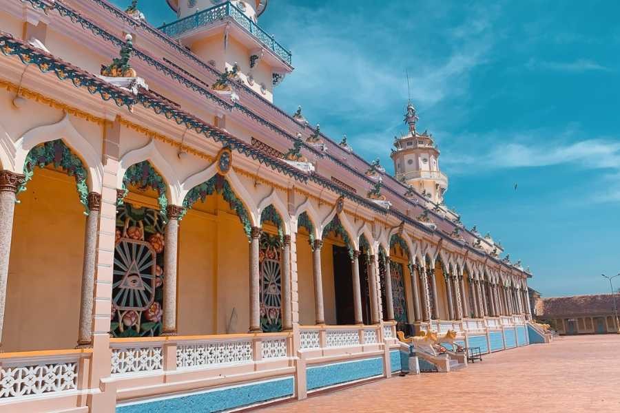 Xung quanh tòa thánh có tổng cộng 112 cây cột tròn chống đỡ mái hiên trong hành lang. Khung cửa sổ được trang trí bằng họa tiết hoa sen và hình thiên nhãn đẹp mắt. Xung quanh tòa thánh có tổng cộng 112 cây cột tròn chống đỡ mái hiên trong hành lang. Khung cửa sổ được trang trí bằng họa tiết hoa sen và hình thiên nhãn đẹp mắt.
