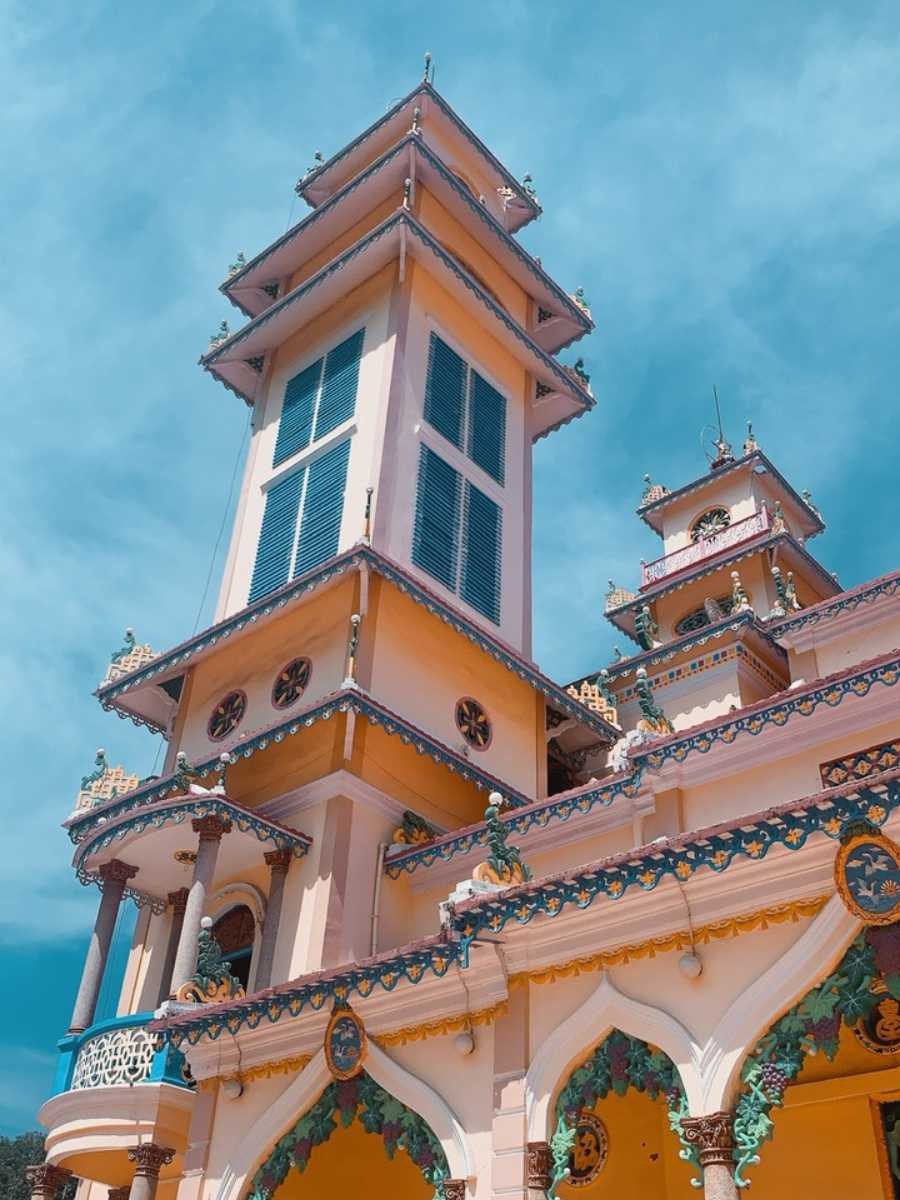 Từ khuôn viên bên ngoài, du khách có thể nhìn thấy kiến trúc ấn tượng của tòa thánh, với các tháp cổng cao vút và mái ngói đặc trưng, tạo nên một cảm giác linh thiêng và huyền bí.