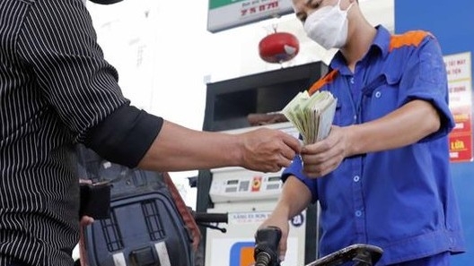 Giá xăng tăng 337 đồng/lít