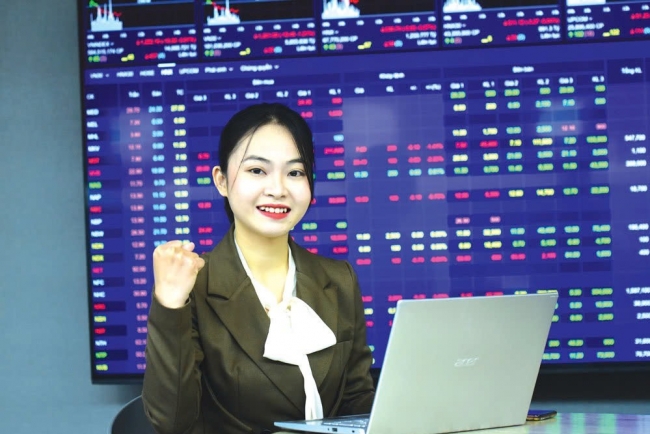 Chứng khoán ngày 17/10: Áp lực chốt lời tại vùng đỉnh, VN-Index giảm điểm phiên cuối tuần