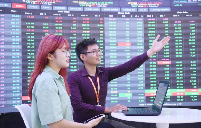 Chứng khoán phái sinh ngày 16/1: Giá hợp đồng tương lai bật xanh, chênh lệch dương trở lại