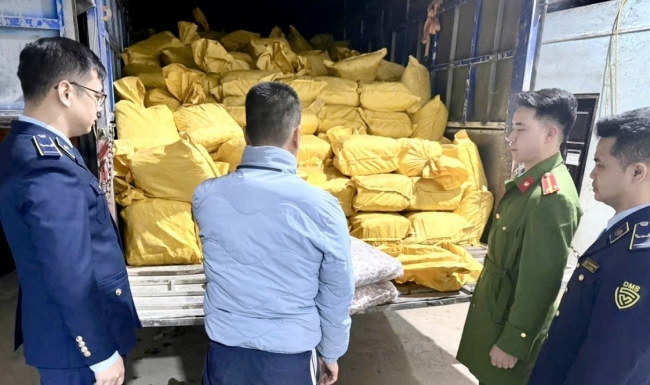 Cao Bằng: Phát hiện, tạm giữ gần 12 tấn chân gà đông lạnh không rõ nguồn gốc