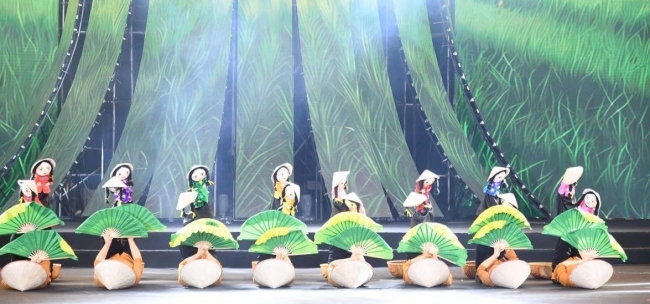 Xiếc và múa rối cạn đặc sắc "chạm" đến trái tim khán giả tại Hội chợ Mùa Xuân 2026