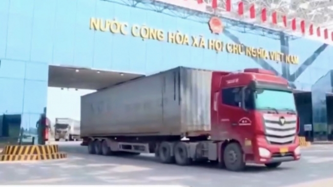 700 tấn hàng hóa thông quan qua cầu Bắc Luân II trong 2 ngày cuối tuần