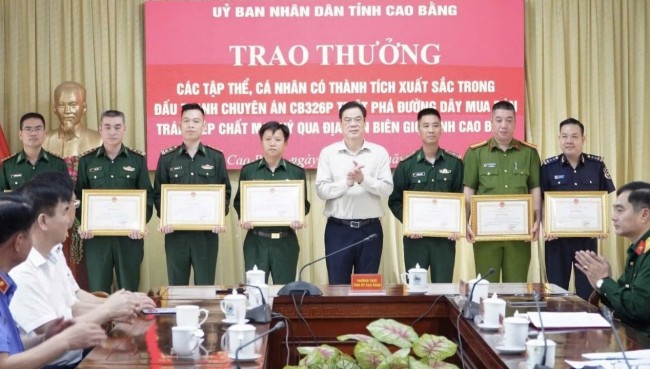 Cao Bằng: Trao thưởng lực lượng triệt phá đường dây ma túy, hải quan phối hợp lập công