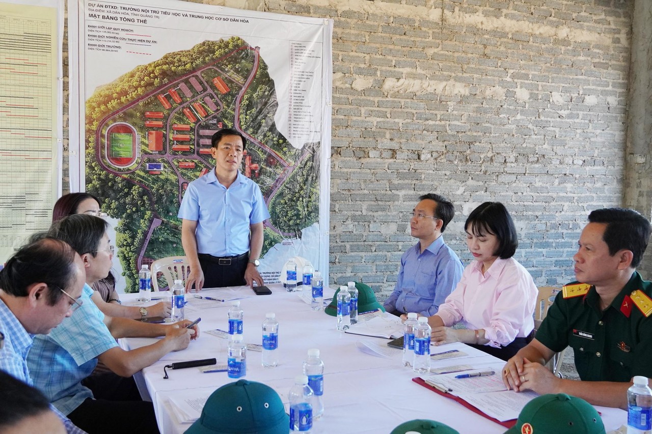 Bí thư Tỉnh ủy Quảng Trị Nguyễn Văn Phương nghe báo cáo tiến độ thi công xây dựng Trường nội trú Tiểu học và Trung học cơ sở Dân Hóa. Ảnh: Hồng Lựu Bí thư Tỉnh ủy Quảng Trị Nguyễn Văn Phương nghe báo cáo tiến độ thi công xây dựng Trường nội trú Tiểu học và Trung học cơ sở Dân Hóa. Ảnh: Hồng Lựu
