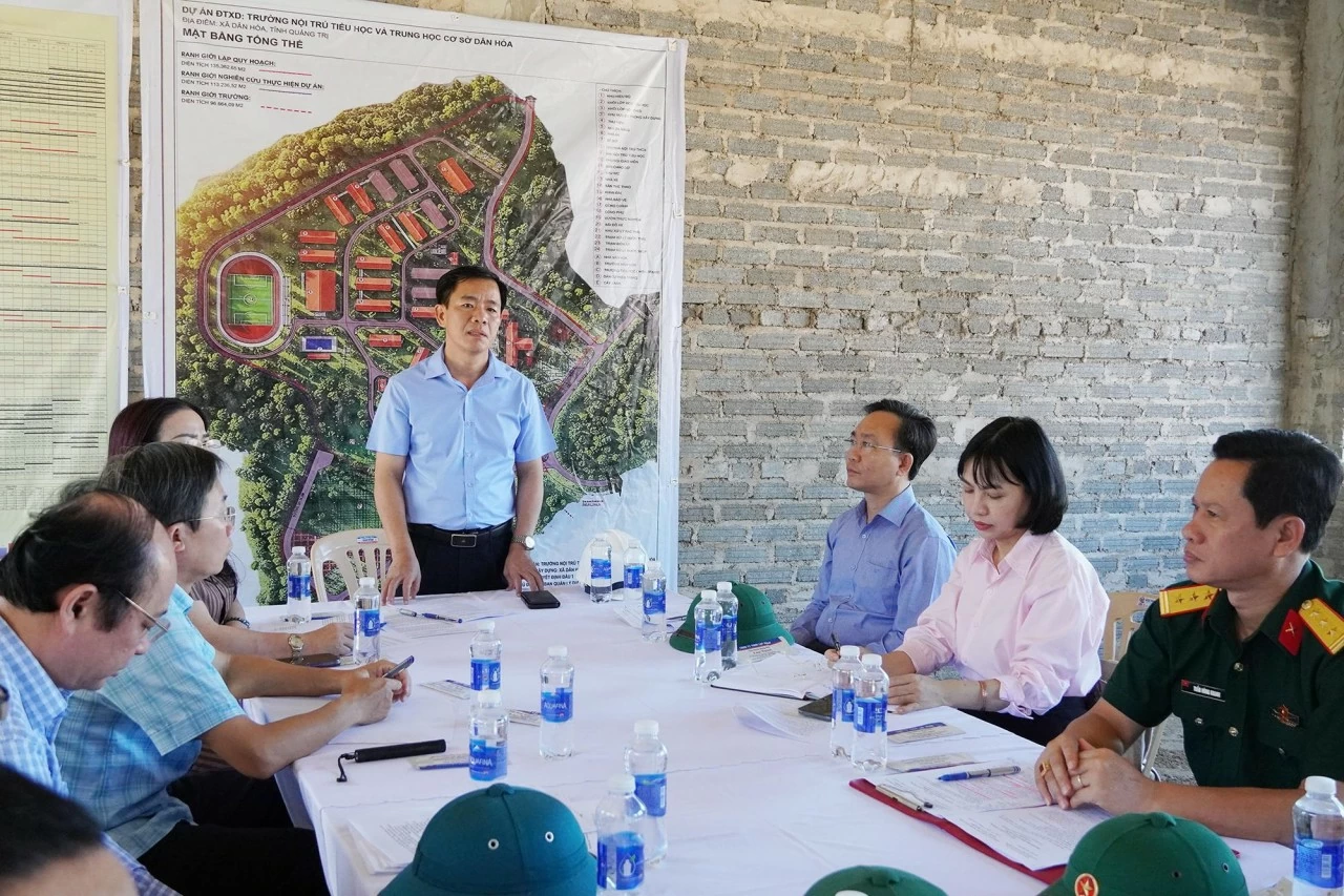 Bí thư Tỉnh ủy Quảng Trị Nguyễn Văn Phương nghe báo cáo tiến độ thi công xây dựng Trường nội trú Tiểu học và Trung học cơ sở Dân Hóa. Ảnh: Hồng Lựu