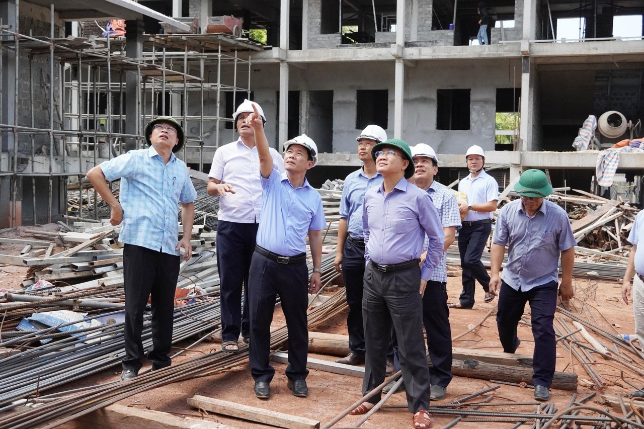 Bí thư Tỉnh ủy Quảng Trị Nguyễn Văn Phương (chỉ tay) kiểm tra hiện trường tại Trường nội trú Tiểu học và Trung học cơ sở Thượng Trạch Bí thư Tỉnh ủy Quảng Trị Nguyễn Văn Phương (chỉ tay) kiểm tra hiện trường tại Trường nội trú Tiểu học và Trung học cơ sở Thượng Trạch