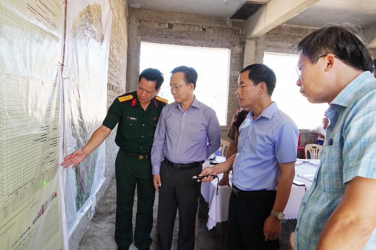 Bí thư Tỉnh ủy Quảng Trị Nguyễn Văn Phương kiểm tra tiến độ thi công xây dựng Trường nội trú Tiểu học và Trung học cơ sở Dân Hóa Bí thư Tỉnh ủy Quảng Trị Nguyễn Văn Phương kiểm tra tiến độ thi công xây dựng Trường nội trú Tiểu học và Trung học cơ sở Dân Hóa