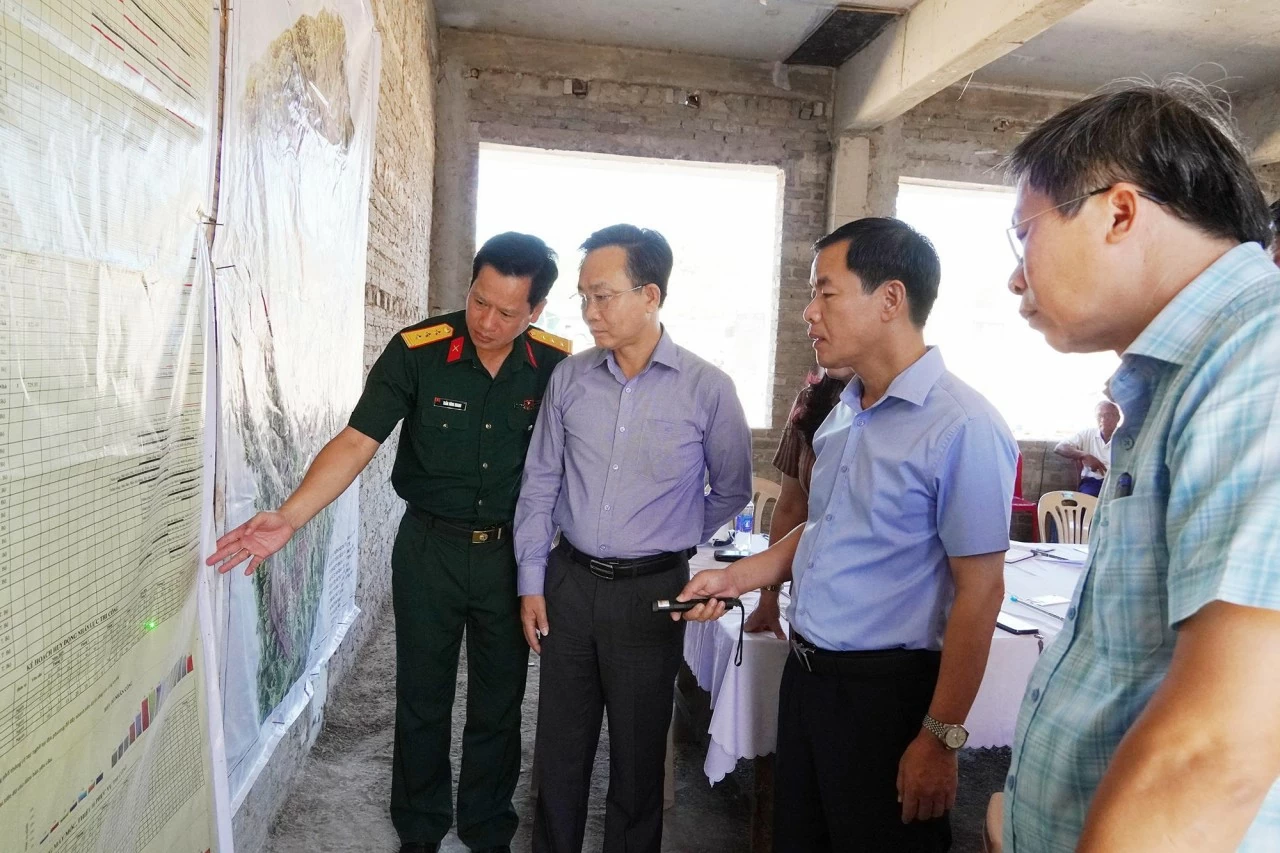 Bí thư Tỉnh ủy Quảng Trị Nguyễn Văn Phương kiểm tra tiến độ thi công xây dựng Trường nội trú Tiểu học và Trung học cơ sở Dân Hóa 