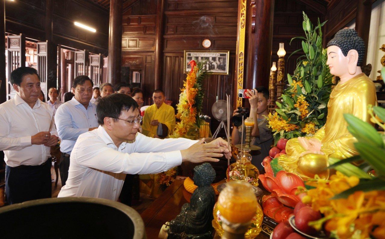 Phó Thủ tướng Nguyễn Văn Thắng chúc mừng Đại lễ Phật đản tại Huế Phó Thủ tướng Nguyễn Văn Thắng chúc mừng Đại lễ Phật đản tại Huế