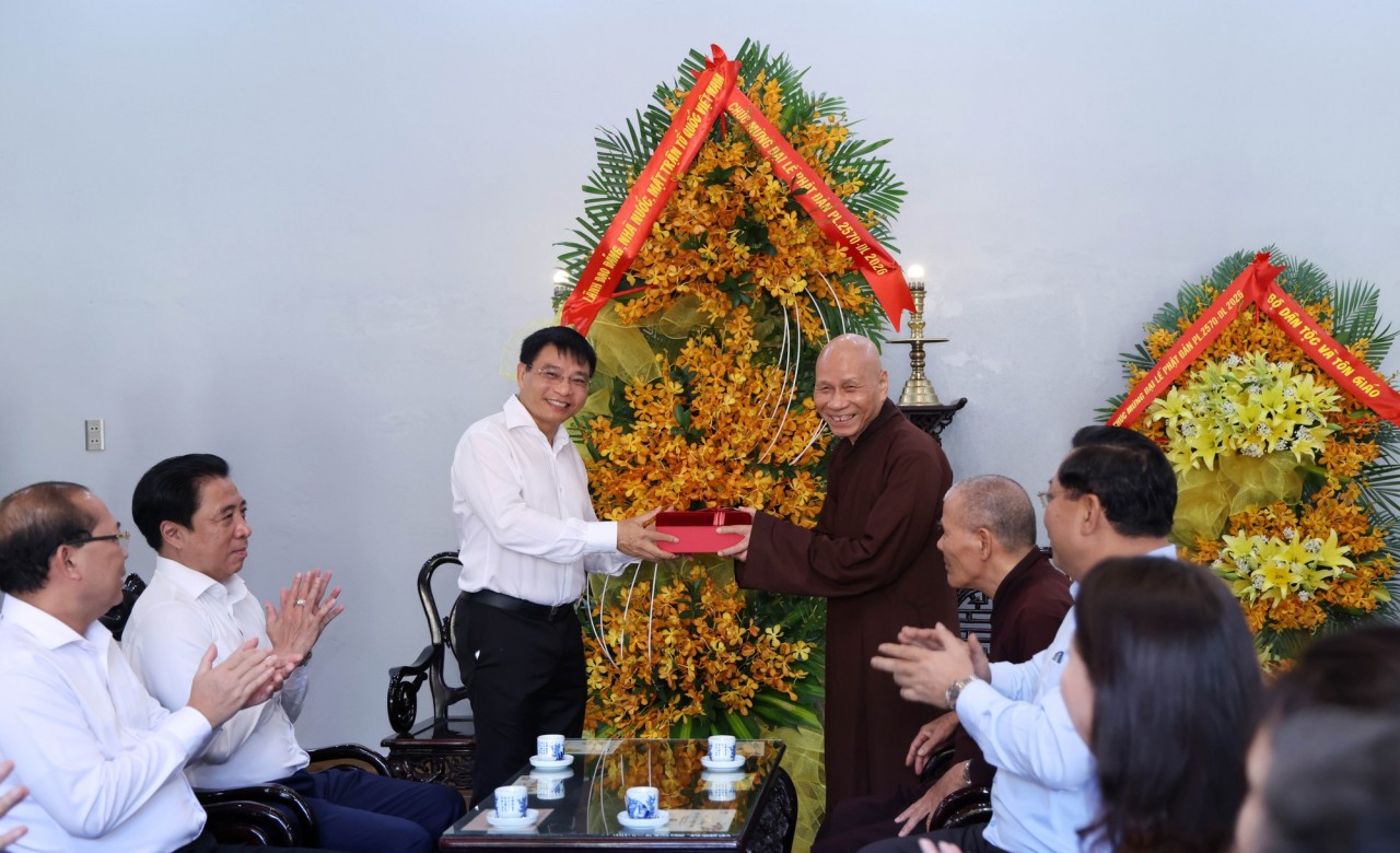 Phó Thủ tướng Nguyễn Văn Thắng chúc mừng Đại lễ Phật đản tại Huế Phó Thủ tướng Nguyễn Văn Thắng chúc mừng Đại lễ Phật đản tại Huế
