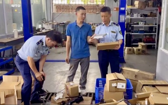 Phát hiện hơn 800 phụ tùng ô tô nghi giả mạo nhãn hiệu PEUGEOT tại Hà Nội