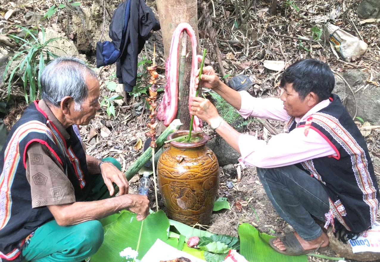 Già làng thực hiện nghi lễ cúng rừng tại rừng. Ảnh. Đinh Yến