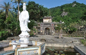 ngoi chua co linh thieng tren dao cu lao cham