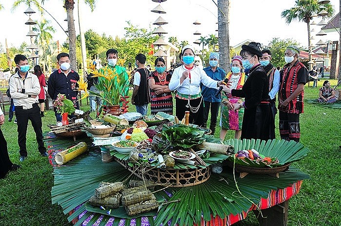 Trải nghiệm văn hóa dân tộc, trò chơi dân gian tại chợ vùng cao tại Làng Văn hóa - du lịch các dân tộc Việt Nam